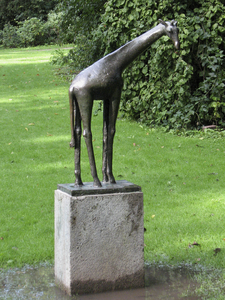 905689 Afbeelding van bronzen beeldhouwwerk 'Giraf', van Theresia van der Pant (1924-2013), in 1959 geplaatst in het ...